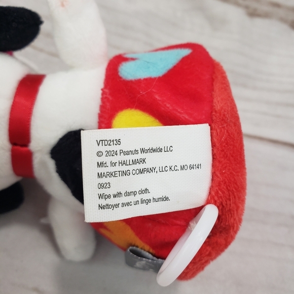 Hallmark Peanuts Snoopy Valentine Zip Along Plush Toy Puppy Love 5 Inch 2023 - Picture 7 of 9